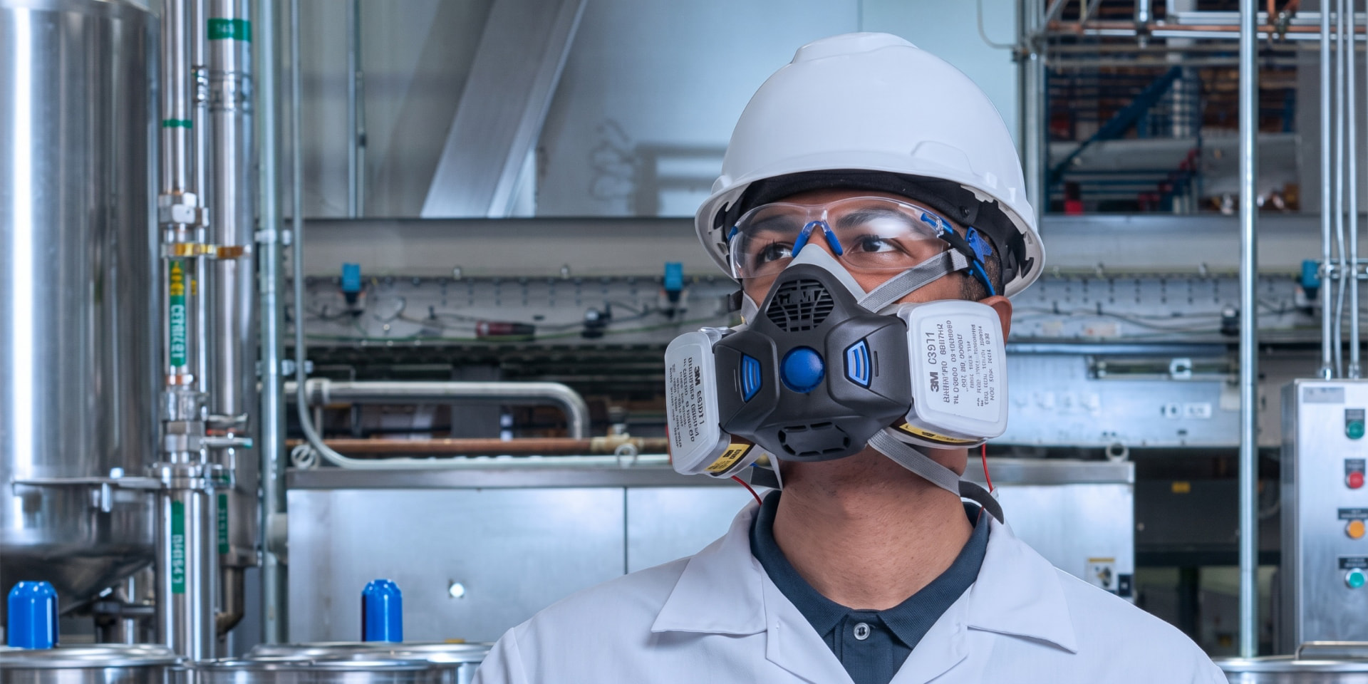 Trabajadores industriales usando equipo de protección personal 3M